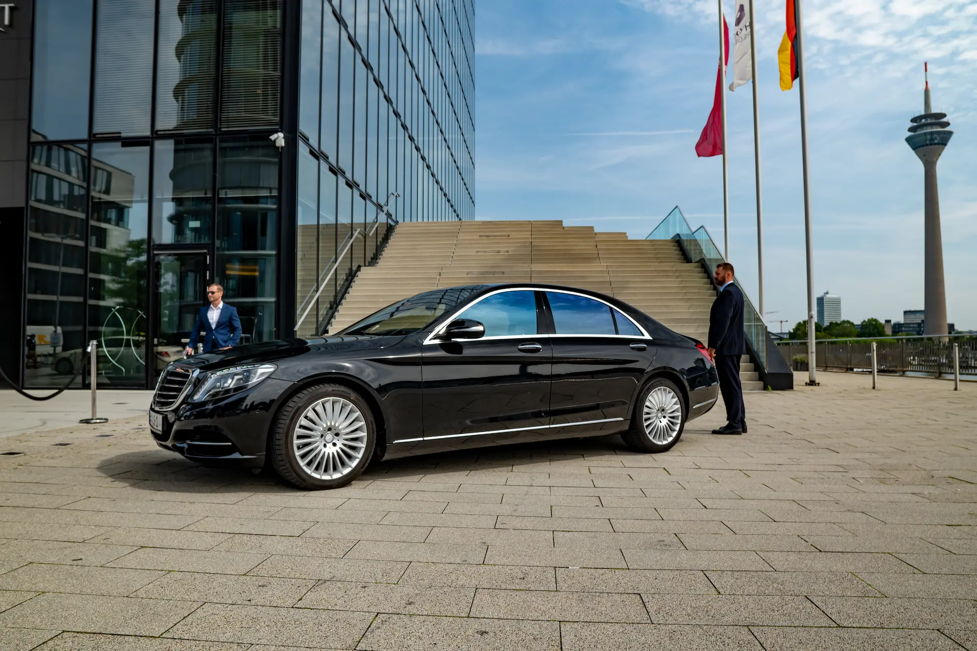 Unsere S Klasse Langversion von QualityLine am Düsseldorfer Medienhafen.