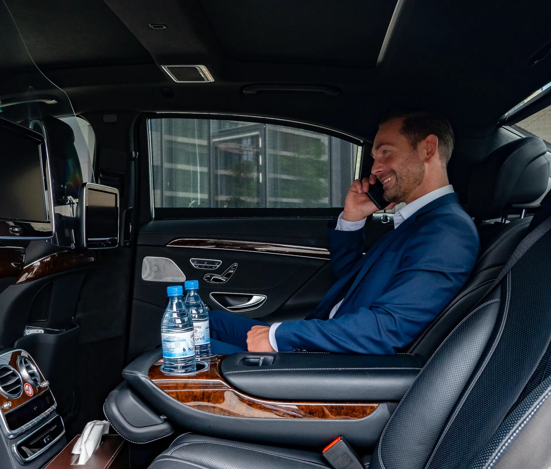 Fahrgast sitzt im Fond unserer S Klasse von QualityLine.