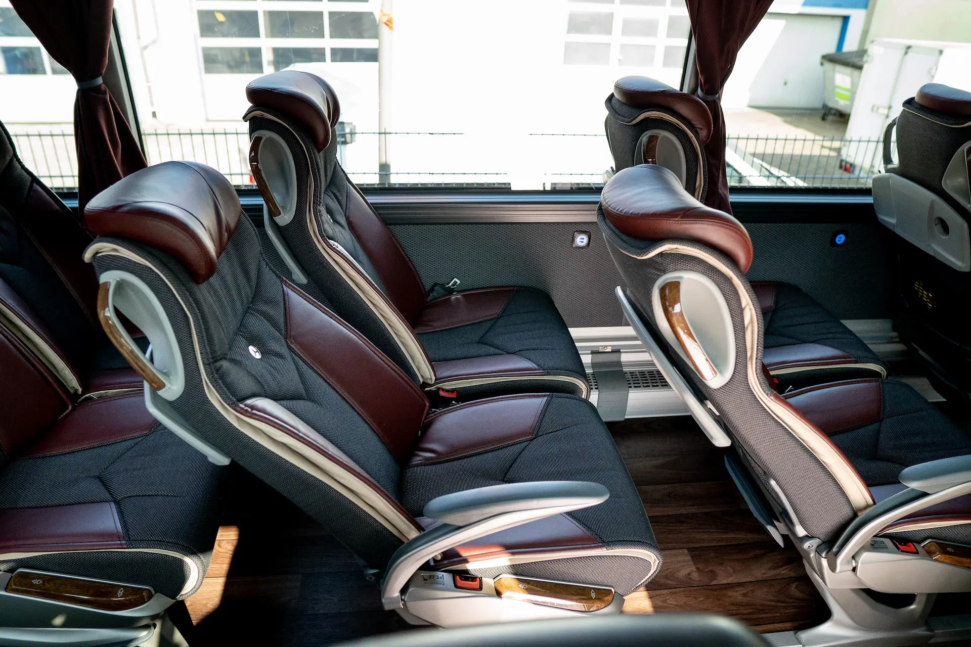 Sitzmöglichkeiten beledert im Reisebus von QualityLine.