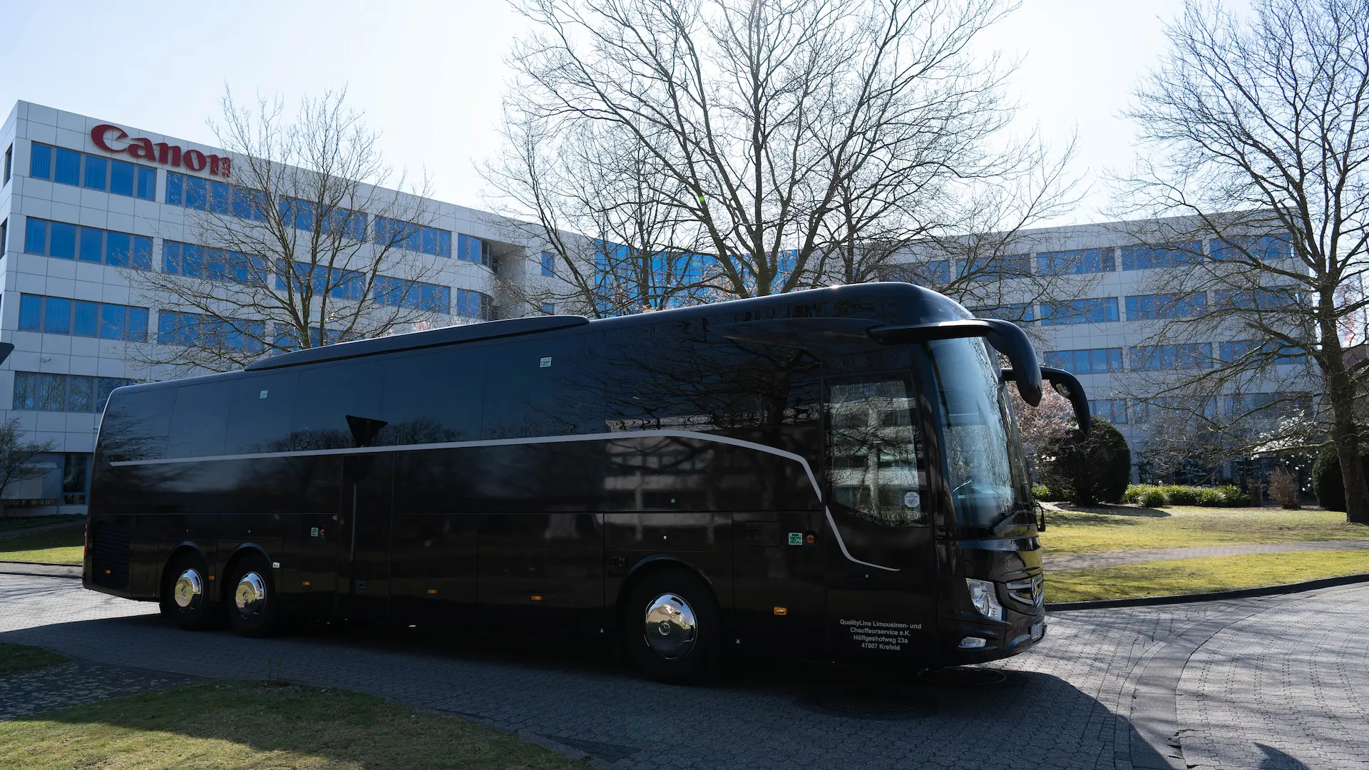 QualityLine Reisebus von der Seite beim Auftrag.