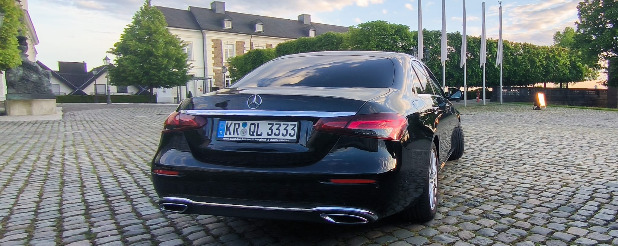 Mercedes Benz E-Klasse von QualityLine im Vorhof.