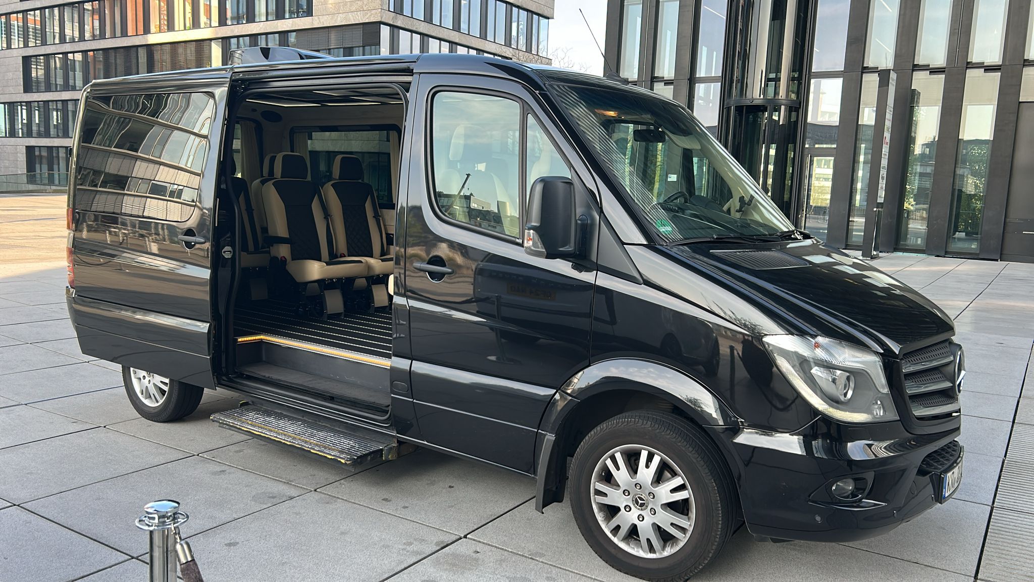 Der VIP Van von QualityLine am Düsseldorfer Medienhafen.