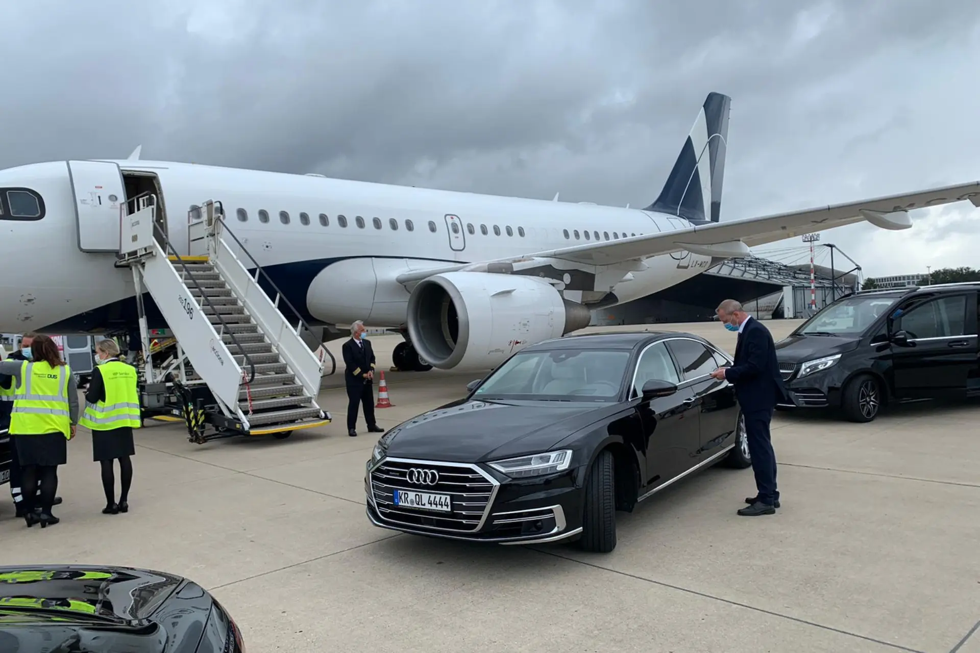 QualityLine am Rollfeld eines Flughafens