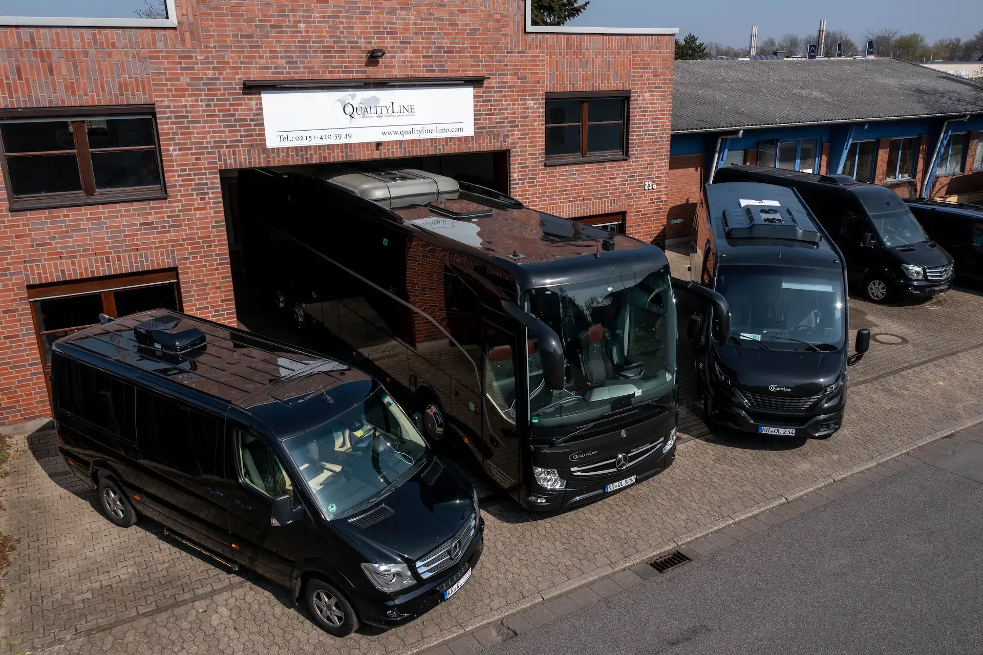 QualityLine Flotte vor dem Firmenstandort in Krefeld