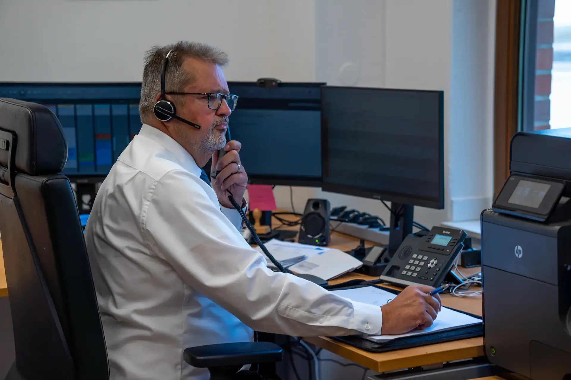 Geschäftsführer Peter Engelbertz am Telefon mit Kunden