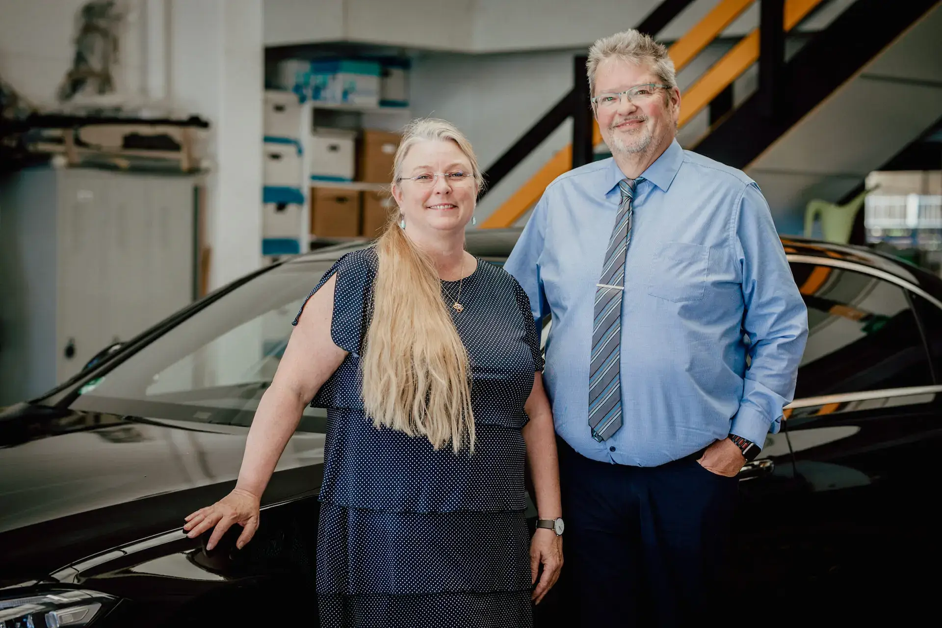 Geschäftsführer Peter Engelbertz und stl. Geschäftsführung Ulrika Blomquist vor der Firmenflotte